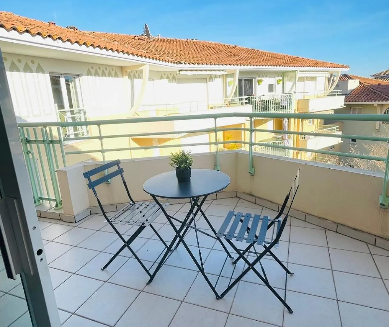 Apartment Studio Climatise - Port Frejus, Plage A 250M France